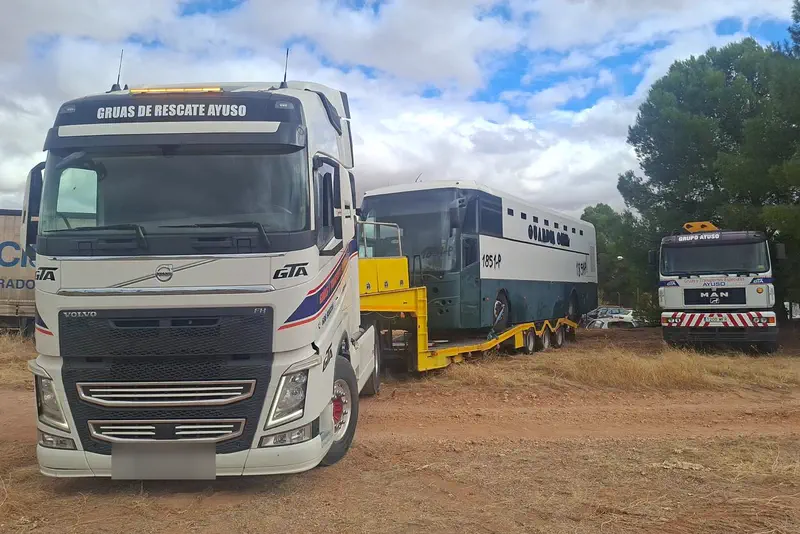 Tractora de Grúas de Rescate Ayuso trasladando un autobús sobre góndola.