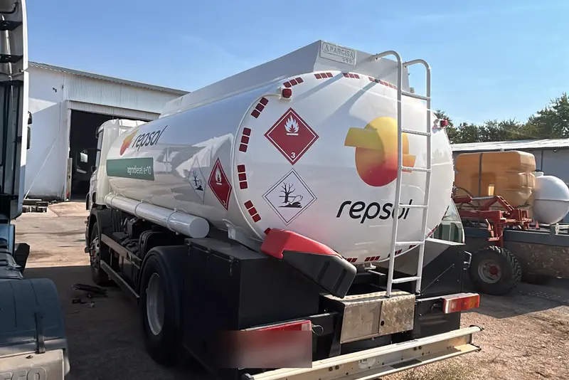 Camión cisterna de gasóleo de Ayuso visto por detrás.