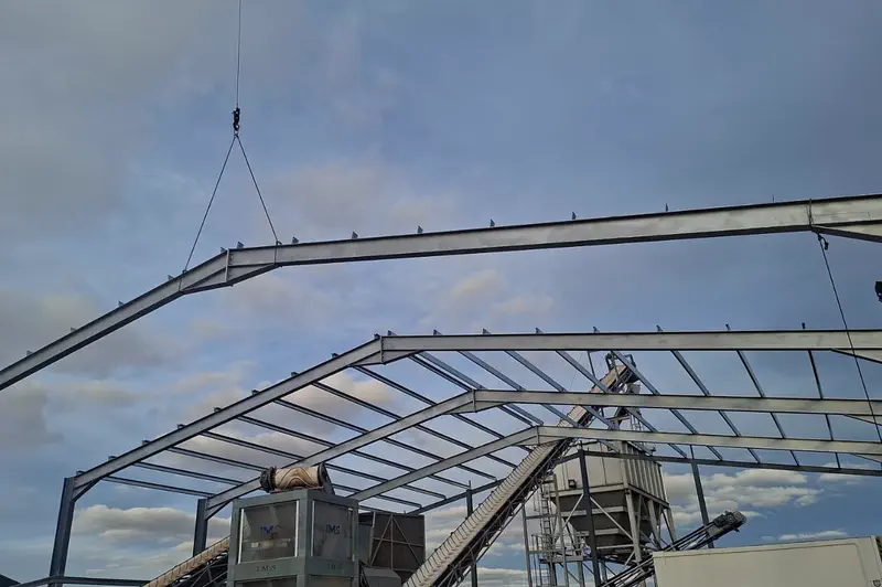 Montaje de la estructura metálica de una nave con el camión pluma.