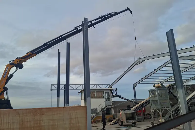 Pluma articulada de Ayuso trabajando en una instalación industrial.