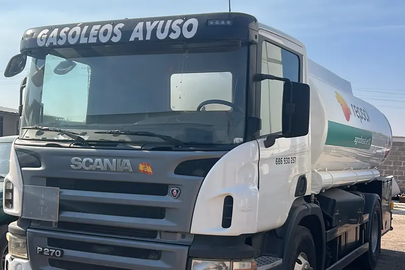 Camión cisterna rotulado Gasóleos Ayuso.