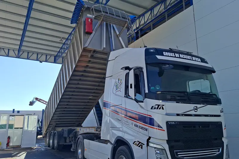 Tractora Volvo de Ayuso descargando una bañera de grano en una planta de recepción.
