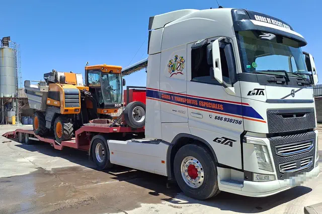 Tractora insignia de la empresa con la rotulación GTA y Grúas de Rescate Ayuso.